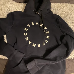 Peak performance hoodie strl S - Väldigt fin marinblå peakhoodie 