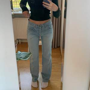 Sjukt snygga lågmidjade ljusa jeans med raka ben. Passar mig som är runt 167cm. Budet ligger på 250kr