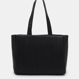 Helt ny äkta Valentino Handväska! - Supersnygg och jätterymlig Valentino Handväska som jag köpte på Selfridges i London för 900 kr i somras:) Tyvärr har den inte kommit till användning:( Så den är helt fläckfri o ny!😁 Kan användas som skolväska eller något att resa med för den har mycket rum. Drar ner priset till 450 kr + frakt för att den var köpt för 6 månader sen även fast den blivit använd en gång bara. Don’t be shy, skriv om ni är intresserad eller har frågor🥰💘💘