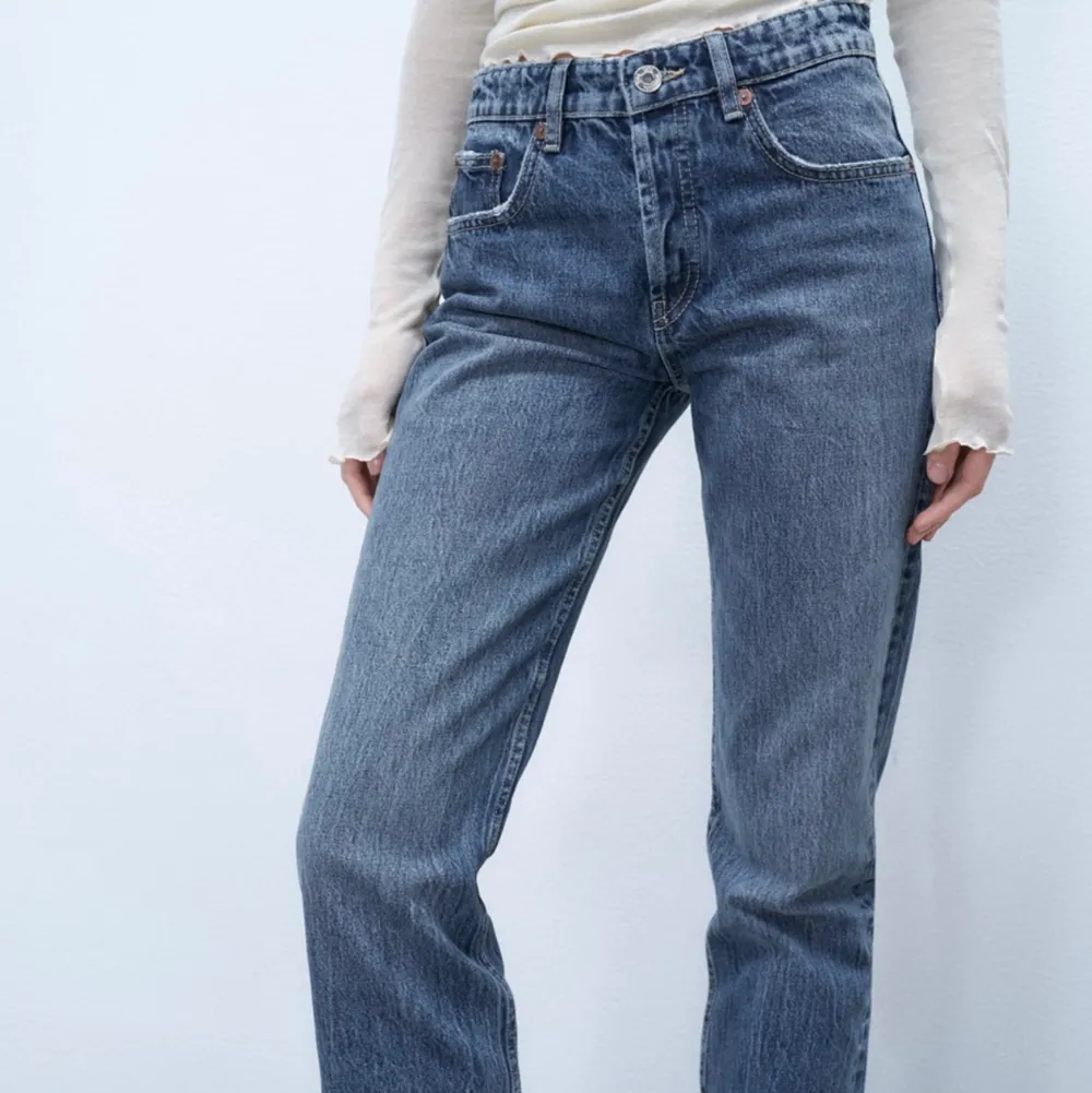 Säljer nu dessa populära superfina mid/low waisted jeansen från ZARA på grund av att de inte kommer till användning och därför vill hitta sig ett nytt hem! De är sparsamt använda. Storlek 40. Jag är 178cm lång och är strl 36-38! Köparen står för frakten! ✌🏼 . Jeans & Byxor.