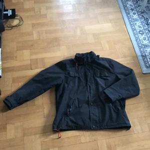 B A T I S T I N I  SPORT jacka XL - En väldigt stilig och bekväm jacka, perfekt nu till våren då den är väldigt värmehållande men inte för tjock. Bra fickor. Bara och fråga om det är något som undras.