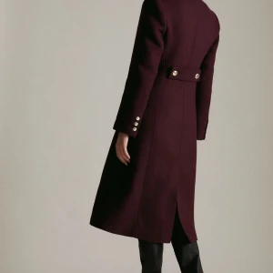 Burgundy Karen Millen kappa i ull (ny)! - Superklassisk lång ullkappa från Karen Millen. Använd två gånger enbart. Säljes pga felköp. Inköpt 2021 (november) och för 1600 kr.