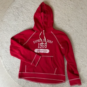 Esprit hoodie - Röd Esprit hoodie i strl UK/US L, skulle säga att den passar EU XS-M beroende på önskad passform 🥰 Begagnat skick! OBS vit färgfläck på armen ❤️
