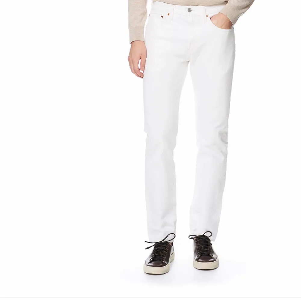 En stilren modell från Levis 502 kollektion, en utgången modell. Strl 31/30 så kan användas som baggy för mindre storlekar samtidigt som det är perfekta jeans till en skön sommar utgångsoutfit. Mitt pris 200+frakt. Jeans & Byxor.