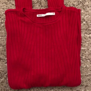 tröja  - Ribbad långärmad röd tröja från Only. Strl XS men passar som S, ej cropped. Kontakta för mer info/fler bilder. Upphämtning i malmö samt leverans är tillgängligt, men vid leverans står köparen för frakten. 