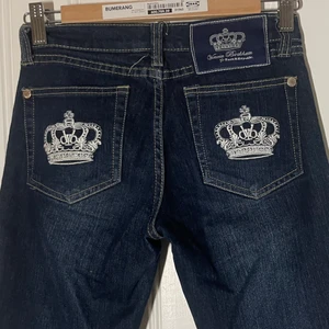 Mörkblåa Victoria Beckham jeans - INTRESSEKOLL på mina lågmidjade mörkblåa flare/bootcut Victoria Beckham jeans! Midjemåttet är 73 cm de är perfekta i längden på mig som är ca 160! Buda i kommentarerna, säljer endast vid bra bud <3  HÖGSTA BUD: 650