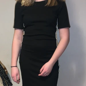 Klänning - Svart klänning med gula linjer på sidorna, köparen står för frakt kan mötas upp i Billinge eller Eslöv 