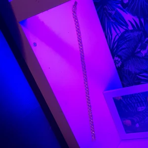 Halsband - Halsband guld diamant. Minns inte hur mycket jag köpte den för. Bra skick använd fåtal gånger. Priset kan sänkas av snabb affär. Kom privat för fler bilder!