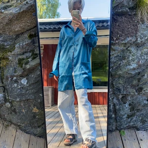 Blå siden skjorta/klänning - Superfin och skönt material på en skjorta som även kan användas som klänning! Frakt tillkomer💕