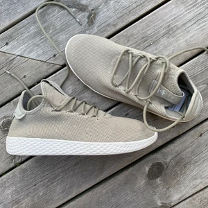 Adidas skor  - Säljer ett par adidas som är helt oanvända. Modellen är Adidas HU Pharell Williams i färgen grått och är i storlek 41 1/3. De är väldigt stilrena och luftiga i tyget. Nypris 1100 när jag köpte.