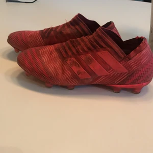 Adidas agility fotbollsskor strl 42 - Dom är i använt skick därav pris. Har alla dobbar och är inte sönder någonstans utan endast smutsiga och använda.