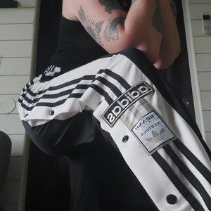 Adidas popper 🖤🤍 - 🖤🤍Sparsamt använda adidas poopper storlek 36. 🖤🤍