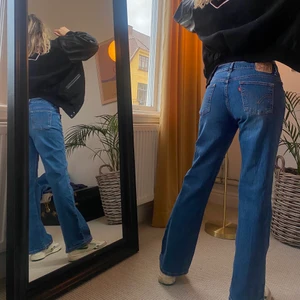 Levi’s 515 - hejhej, säljer ett par snygga mörkare Levi’s 515 med bootcut och lowwaist🥰 Jag är 163 cm och dom gick lagom över skorna vilket jag tycker är ett måste!! Midjemått rakt över är 38cm medan Innersömmen är 75cm🤍 Skriv hemskt gärna för frågor, bilder eller annat💚💚💚