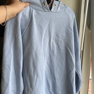 Blå hoodie - Ljusblå baggy hoodie som är supersnygg! Är i använt skick men är perfekt om man vill göra egna mönster osv på! 💛