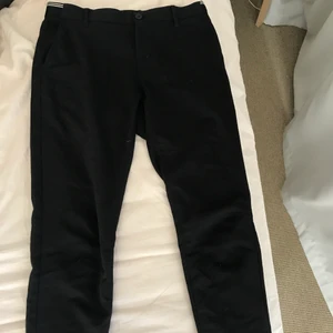 Tre byxor Zara - 1. Svarta kostymbyxor. Storlek S 2. Blåa kostymbyxor. Storlek 40 3. Beiga kostymbyxor. Storlek M