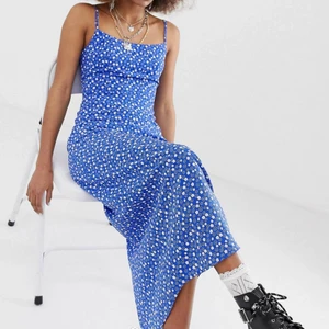 Småblommig klänning - Småblommig klarblå klänning som slutar längst ned på vaden på mig som är 162 cm lång. Snörning i ryggen som gör att man justerar axelbandens längd. Superfin och knappt använd. 