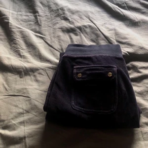 Juicy byxor  - Säljer nu mina juicy byxor💞har bara använt dom hemma någon gång ibland så relativt bra skick!!💞Dom är storlek S💕Buda på!! Kan även tänka mig och byta!! Sen har jag tröjan till också som jag kommer lägga upp lite senare om någon är intresserad💞