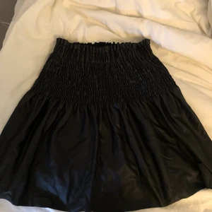 Skinn kjol💞🌟💕 - Nästan aldrig använd, från Zara💕