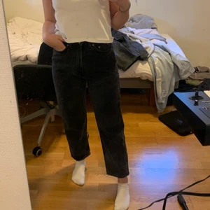 Weekday jeans stl. 24/26 - Ett par washed gråa, ankel jeans från weekday i stl. 24/26. Använda ca 10 ggr. Passar normalt på någon som vanligtvis har storlek 24