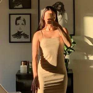 Zara klänning ✨ - Klänning ifrån zara stl S✨ lite glitter trådar i sig så är super fin när solen ligger på🌞 köparen står för frakten. Kolla gärna in min profil då jag har rensat mycket sommarkläder!