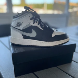 NIKE AIR JORDAN 1 MID WHITE SHADOW 37,5 - SPARSAMT ANVÄNDA. Köpta på soldout för 3,200kr! Skick 8,5/10. Storlek 37,5. Kan mötas i Hallstahammar! Annars skickas (spårbart) frakt ingår ej! Säljes för 1900kr prutat och klart. ORGINAL KARTONG FINNS