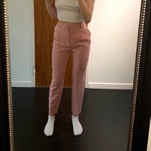 Rutiga byxor✨ - Rutiga byxor från zara💗 använda fåtal gånger, därav fint skick. Sitter jättefint och formar sig bra, hon på bilden är 165cm. Skriv för mer bilder!☺️