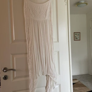 Tunn sommarklänning, Kappahl, Strl: S - Sommarklänning i nyskick använd en gång. Perfekt sommarklänning till middagar och andra tillställningar. Tunn och sval klänning med vackra detaljer längs sidorna.