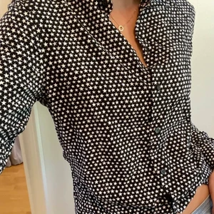 Skjorta - En jättefin skjorta med stjärnor på. Aldrig använd. Frakt tillkommer 🥰🥰🥰
