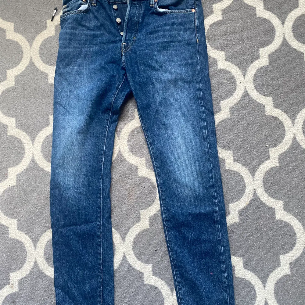 100kr styck. Bild 1-kostymbyxor 2. Svarta jeans 3. Vanliga snygga jeans . Jeans & Byxor.