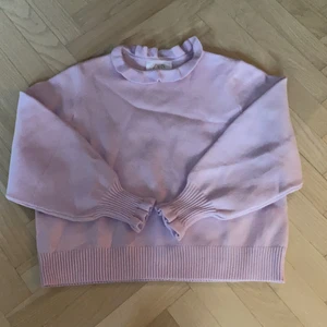 Lila zara tröja med krage🌺 - Lila tröja från zara. Har krage. Är i bra skick då den aldrig kommit till andvändning. storlek 152💗köpare står för frakt