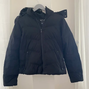 Jacka GAP - Kort varm jacka från GAP. Strl. S väl använd men bra skick. Kan fraktas, köparen står för kostnaden.