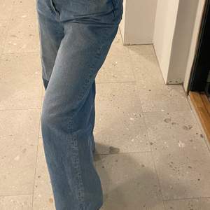 Säljer mina super skugga jeans från ASOS då de tyvärr är alldeles för stora och långa på mig. Stl W 28, L 36. Jag är 170 cm för referens 😊 Nypris 440 kr. Mitt pris 150 + frakt 