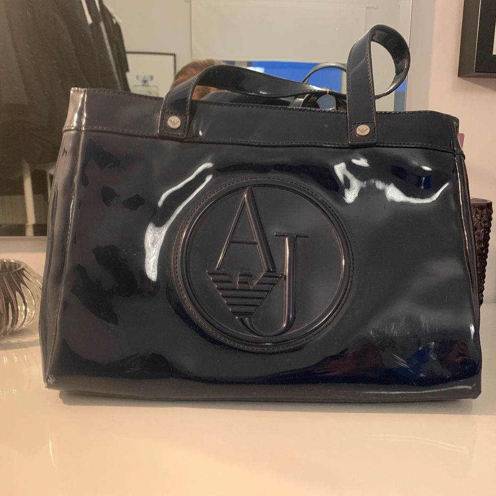 Mörkblå Armani handväska | Plick Second Hand