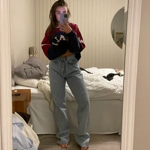 Jeans weekday  - Straight leg jeans från weekday, modell Rowe, Aqua Blue💙. På första bilden har jag Storlek W34 L34, (har egentligen storlek W28-30) säljer pågrund av att dom är för stora!💙 Den har ett litet uppsprättat hål vid knäna som en snygg detalj annars hela och nästan helt oanvända!💙