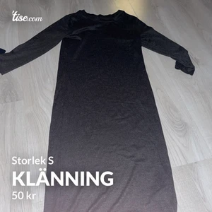 Klänning i storlek S men passar M.  - Väldigt fin klänning i storlek S men passar även M. Hör av er för fler bilder eller information. Kan även mötas upp i Göteborg ☺️