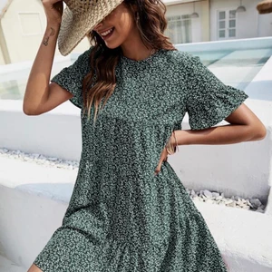 Klänning  - Medium, mörkgrön med vita blommor. Nyskick/oanvänd. 