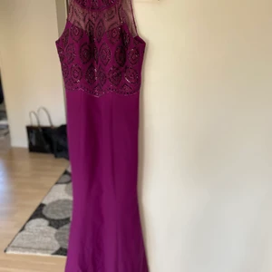 Sexig klänning - Denna klänning är super snygg att ha på sig. Har använt bara en gång. Om du vill ha något med bra kvalite och som sitter perfekt missa inte denna. Uppklippt för mig som är 165+ 5 cm klack. 