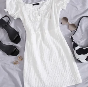 Fin klänning  - Säljer denna klänning från shein då den är lite för stor för mig (är XS/XXS). Ej använd. Frakt ingår ej💗