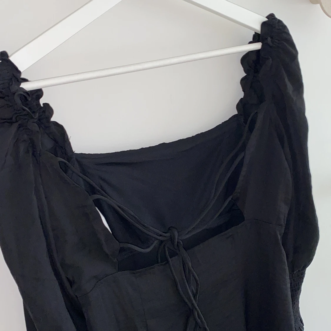 Svart klänning - öppen rygg - 91