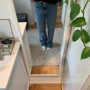 Supersnygga low waisted jeans från zara. Dock förstora för mig därav aldrig använda! Men passar nog om man man är längre och vill ha lose jeans. Jag är 168