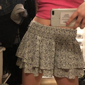 Kjol (INTRESSKOLL) - Dethär är en intresskoll på min kjol, den är sjukt fin till sommaren! Jag har vikt ner kanten på bilderna eftersom att den är ”hög” vet inte hur jag ska förklara men vill ni ha mer bilder skriv privat eventuellt om ni har några frågor ✨✨🤑 den är även väldigt stretchig så den passar dem flesta ☺️