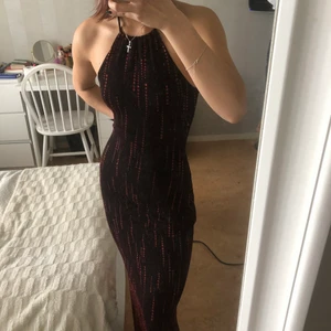 Glittrig balklänning  - Sjuuuukt fin klänning med paljetter perfekt till bal eller andra finare tillställningar❤️ ej storleksmärkd men skulle säga xs-m, passar något mellan 162-166cm skulle jag säga. fraktinfo står nedan