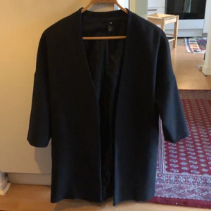 Kavaj/kappa - Enkel kavaj eller lättare kappa. Rak passform, varken krage eller fickor. Sparsamt använd.