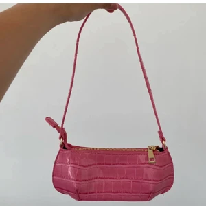 Liten rosa väska - Supersöt rosa väska! Endast använd 2 gånger, i toppskick ☺️