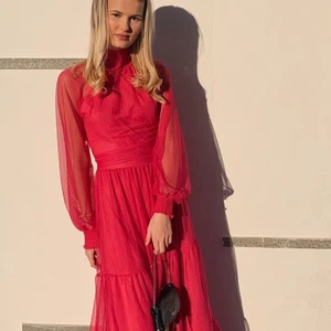 Maja Nilsson Lindelöf X Gina Tricot - Klänning från Maja Nilsson Lindelöf X Gina Tricot som ej går att få tag på längre. Älskar den men har liksom användt den vid 2-3 tillfällen, det räcker 🥺 Endast en intressekoll, säljer vid bra bud 🥰 köpt för 700 kr om jag minns rätt!