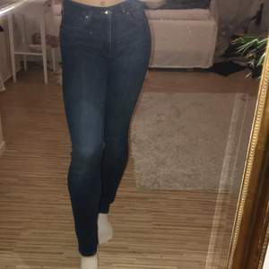 Blåajeans shaping jeans från H&M strl 28/small. Supersköna och formas runt kroppen. Pris 100kr kan diskuteras. Kan hämtas i Örebro eller skickas💕