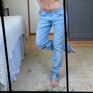 Levis jeans - Lågmidjade Levis jeans! Skitsnygga på men det är 2 hål i rumpan på de, kan skicka bild på de vid förfrågan. De är aldrig använda av mig, men köpt secondhand. Säljer nu eller så skickar jag tillbaka de, tänkt göra det nu i helgen. Strl 32, 32, och jag är 160 cm och brukar ha XS