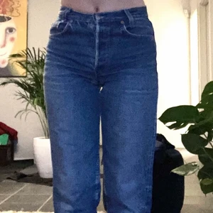 VINTAGE LEVIS - Intressekoll på dessa FINA vintage levis! Har vanligtvis w.26 men när man köper vintage bör man gå upp 2/3 storlekar. Passar bra men används inte tillräckligt ❤️ köptes för cirka ett år sedan för 400