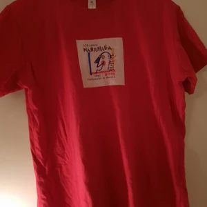 Cool tisha! - Fräsch t-shirt med ascoolt tryck! Står att det är XL, men skulle tippa mer på M! Kan mötas upp i Stockholm eller frakta ❤ 