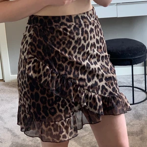 Kjol - Säljer min supersöta leopardkjol från nelly då den inte kommer till användning längre.
